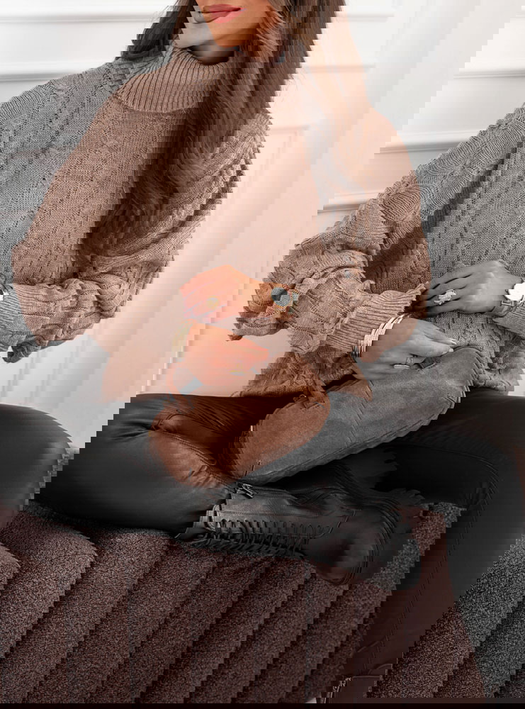 Sweter z golfem i ozdobnym splotem...