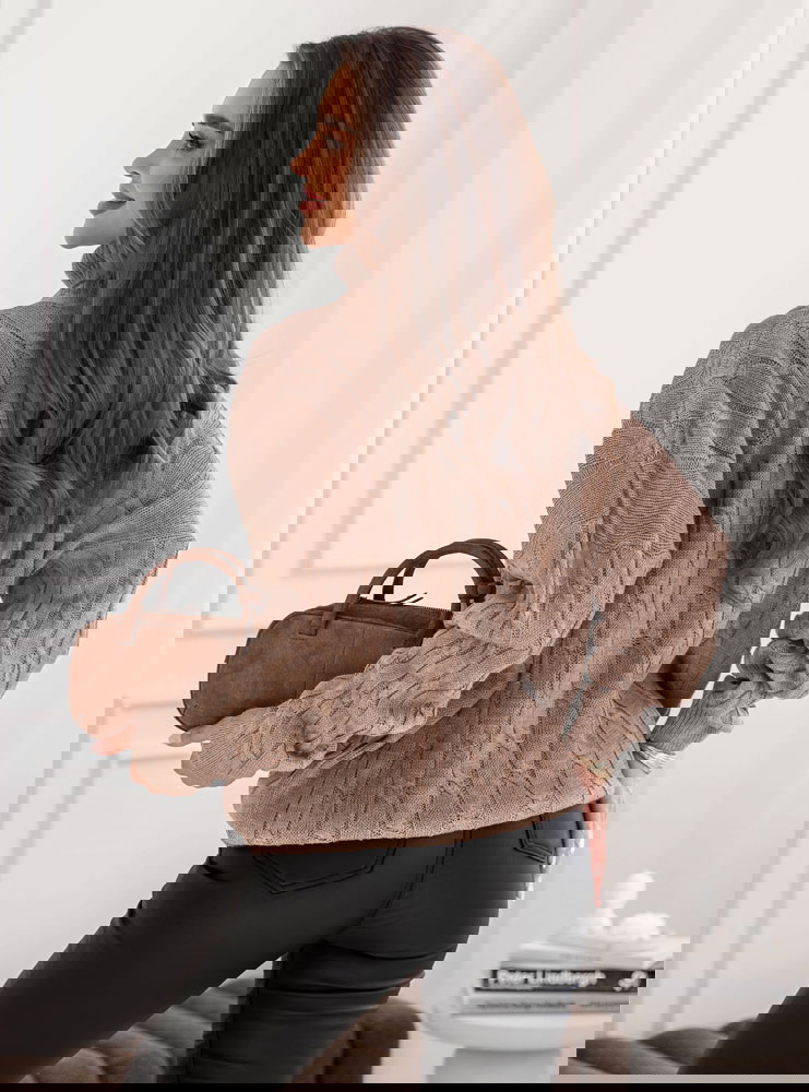 Sweter z golfem i ozdobnym splotem...