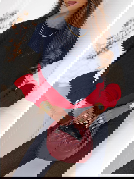 Sweter z ażurowym dekoltem...