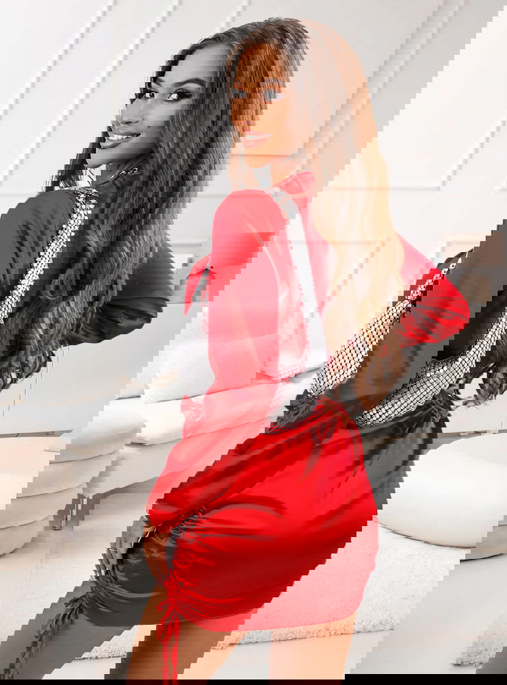 Malinowa satynowa sukienka ze...