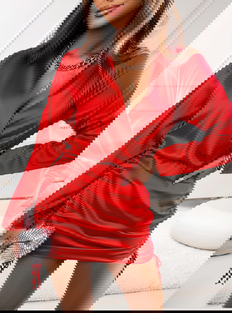 Malinowa satynowa sukienka ze...