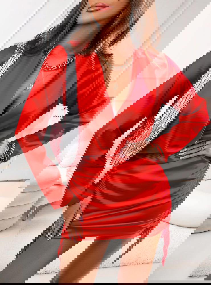 Malinowa satynowa sukienka ze...