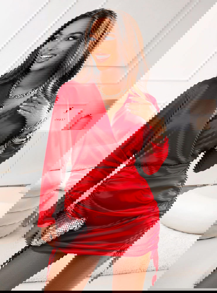 Malinowa satynowa sukienka ze...