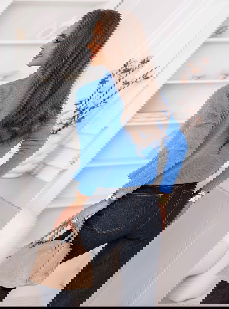 Niebieski sweter z ozdobnymi guzikami...