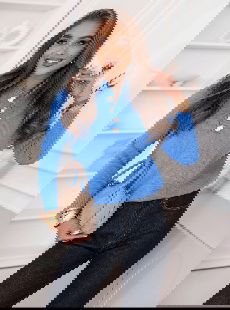 Niebieski sweter z ozdobnymi guzikami...