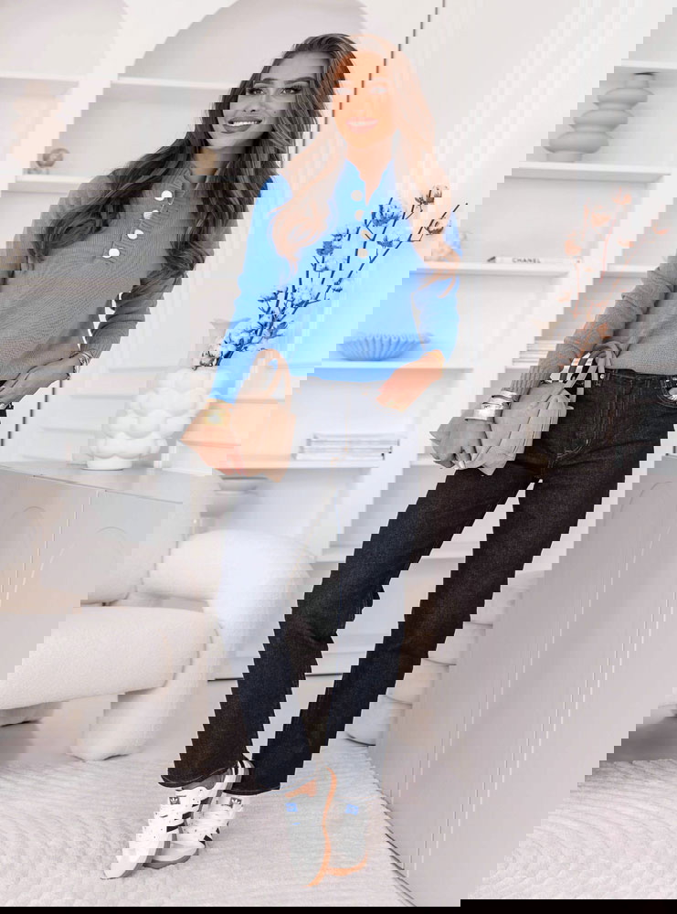 Niebieski sweter z ozdobnymi guzikami...