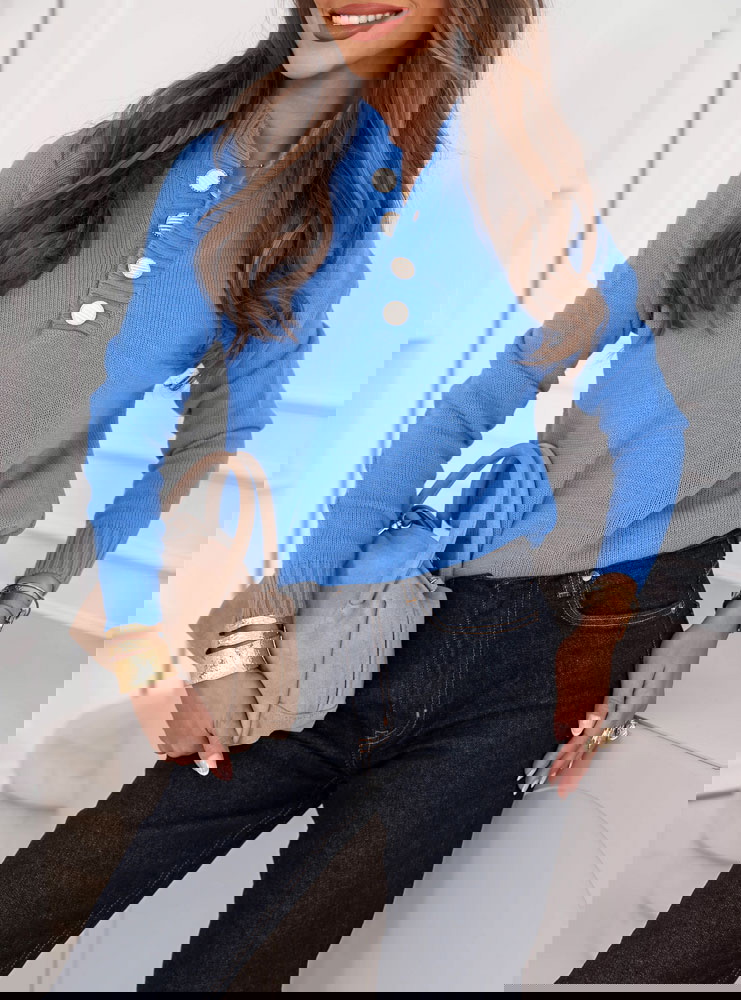 Niebieski sweter z ozdobnymi guzikami...