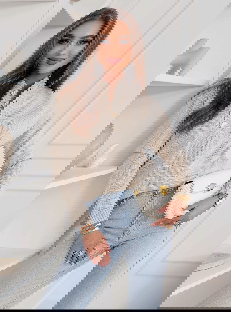 Beżowy sweter z ozdobnymi guzikami...