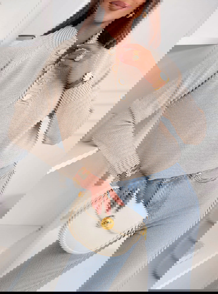 Beżowy sweter z ozdobnymi guzikami...