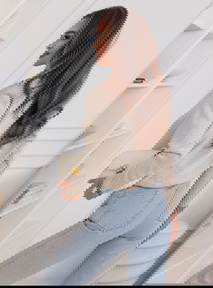 Beżowy sweter z ozdobnymi guzikami...