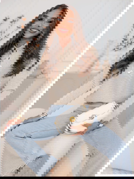 Beżowy sweter z ozdobnymi...