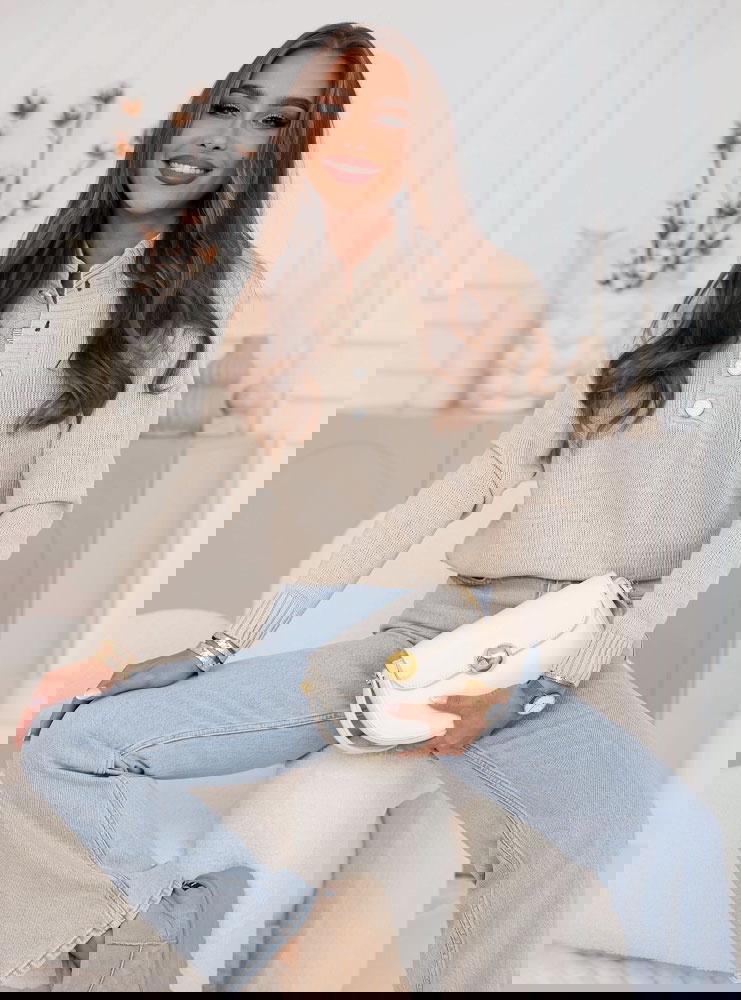 Beżowy sweter z ozdobnymi guzikami...