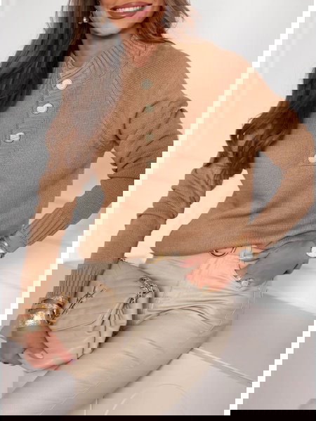 Sweter z ozdobnymi guzikami...