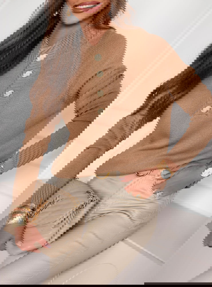 Sweter z ozdobnymi guzikami Aubriana...