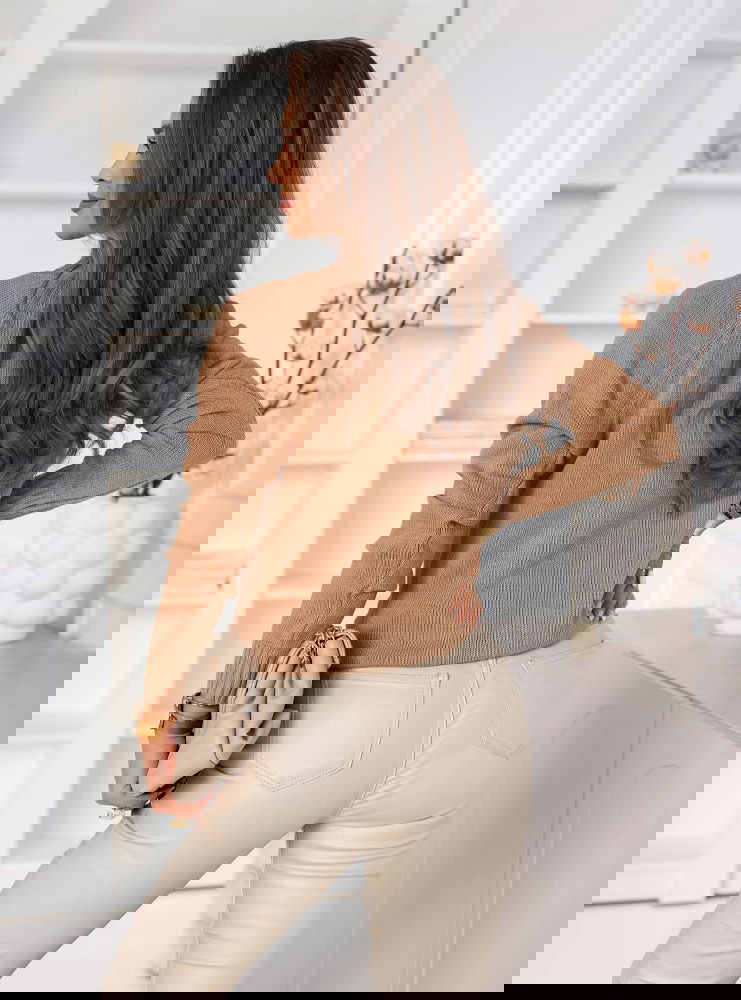 Sweter z ozdobnymi guzikami Aubriana...