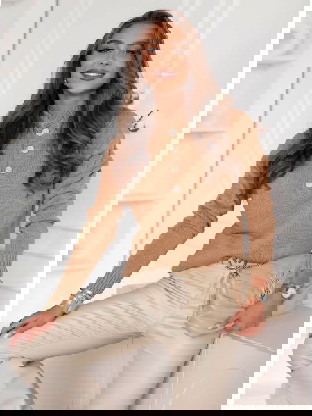 Sweter z ozdobnymi guzikami... 2