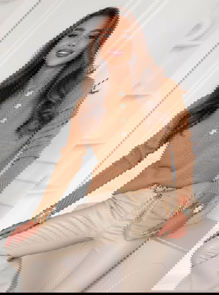 Sweter z ozdobnymi guzikami Aubriana...