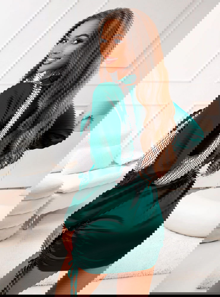 Satynowa sukienka ze ściągaczami po...