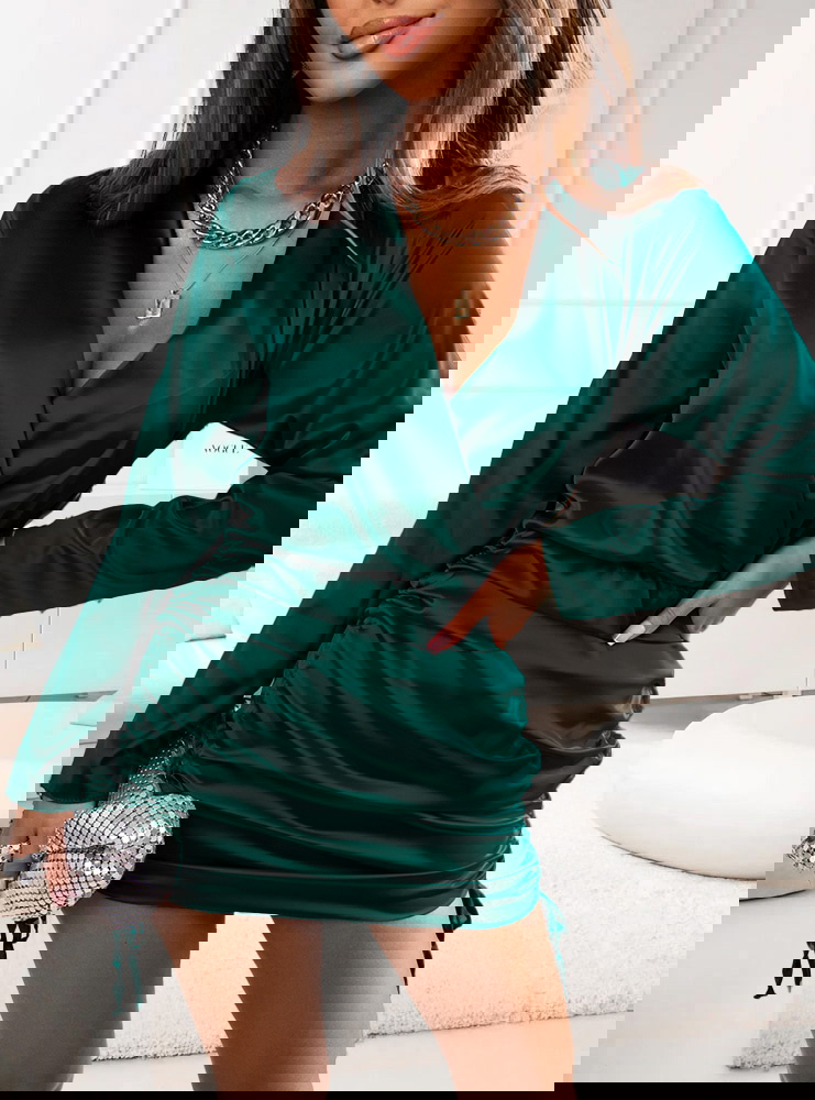 Satynowa sukienka ze ściągaczami po...