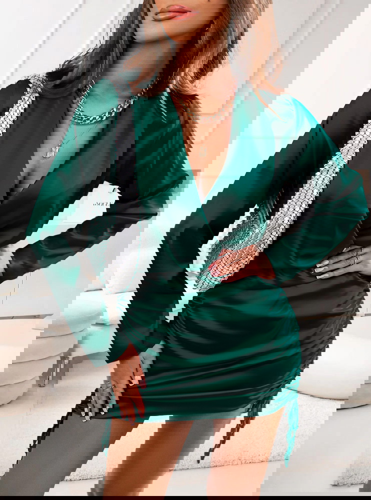 Satynowa sukienka ze ściągaczami po...