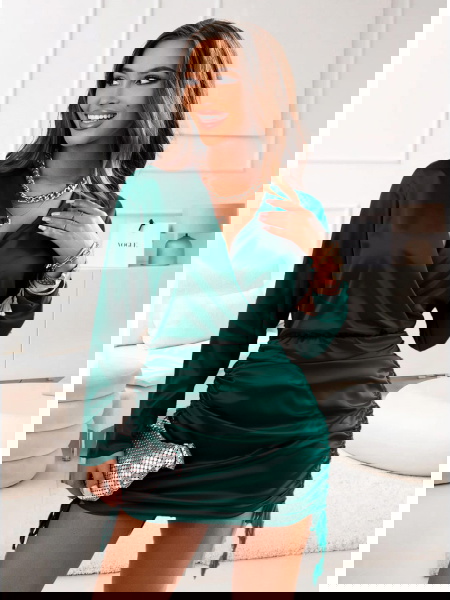 Satynowa sukienka ze...