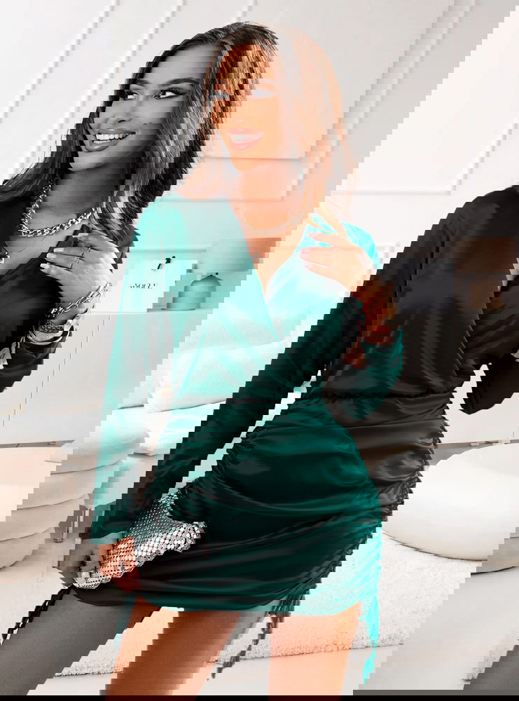 Satynowa sukienka ze ściągaczami po...