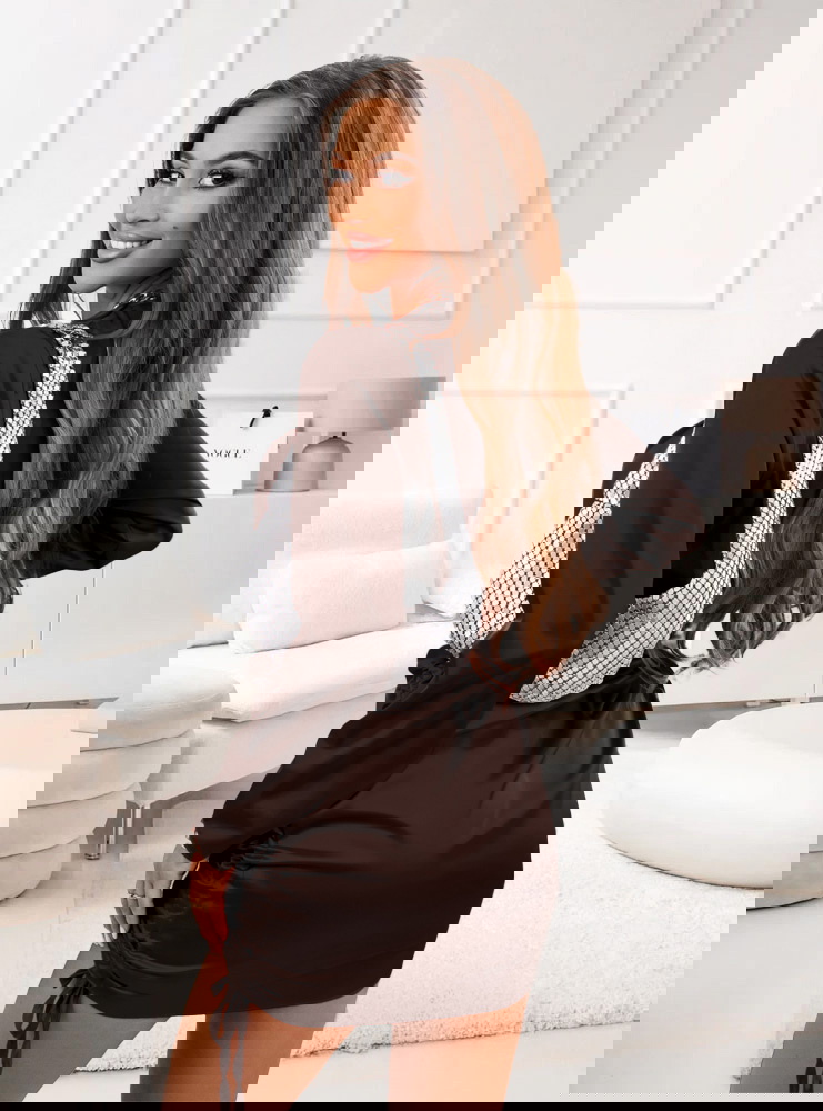 Czekoladowa satynowa sukienka ze...