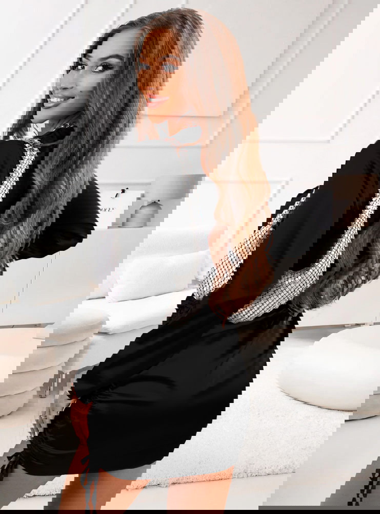 Czarna satynowa sukienka ze...