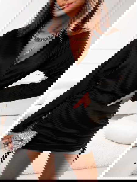 Czarna satynowa sukienka ze...