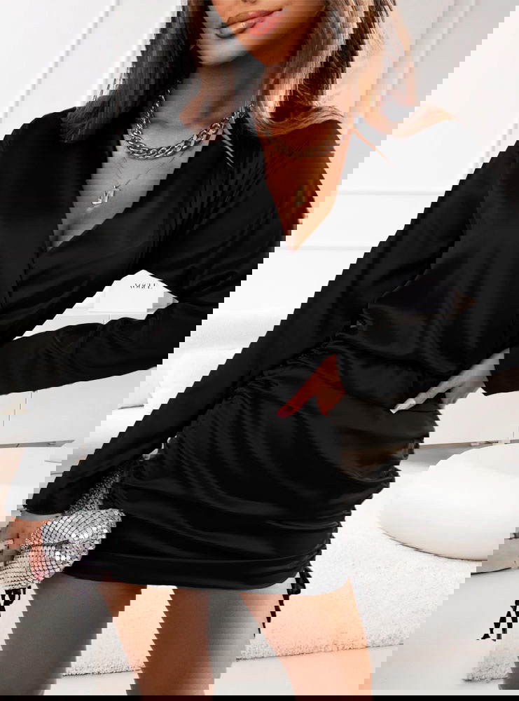 Czarna satynowa sukienka ze...