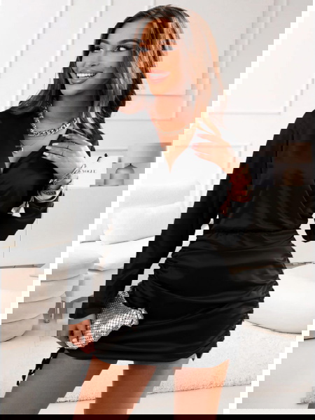 Czarna satynowa sukienka ze... 2