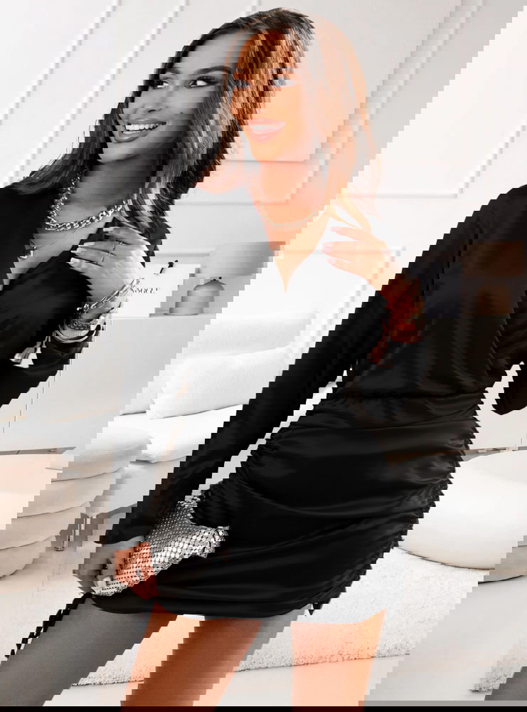 Czarna satynowa sukienka ze...