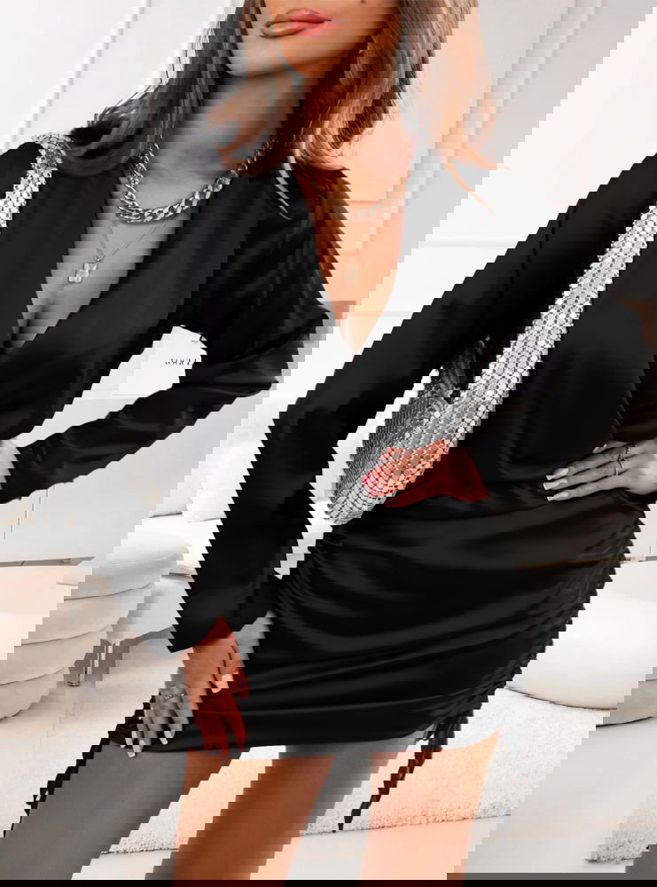 Czarna satynowa sukienka ze...