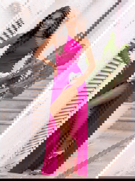 Satynowa sukienka na jedno...