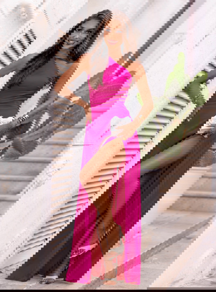 Satynowa sukienka na jedno ramię...