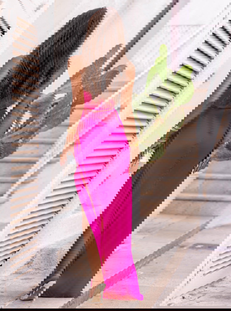 Satynowa sukienka na jedno ramię...