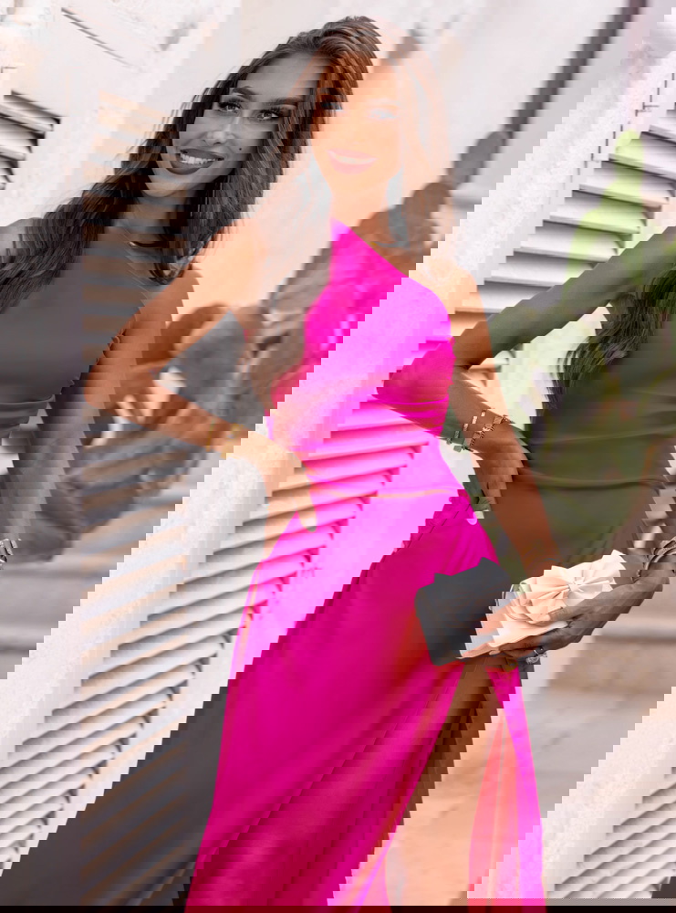 Satynowa sukienka na jedno ramię...