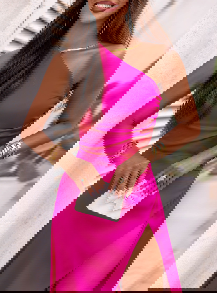 Satynowa sukienka na jedno ramię...