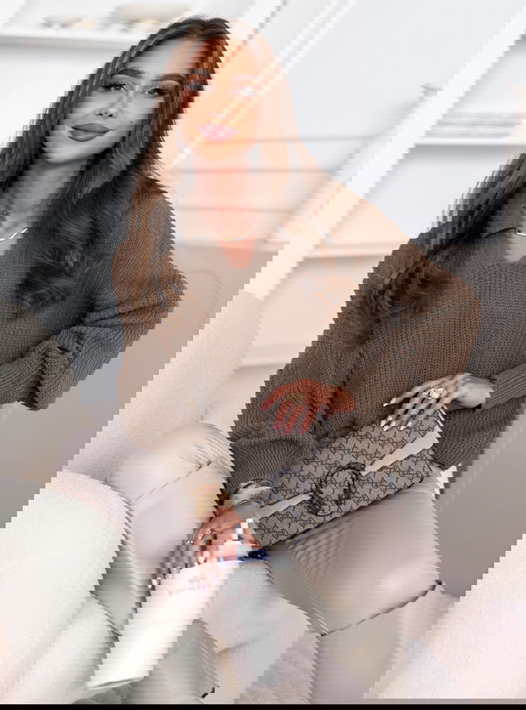 Czekoladowy sweter z kołnierzykiem...