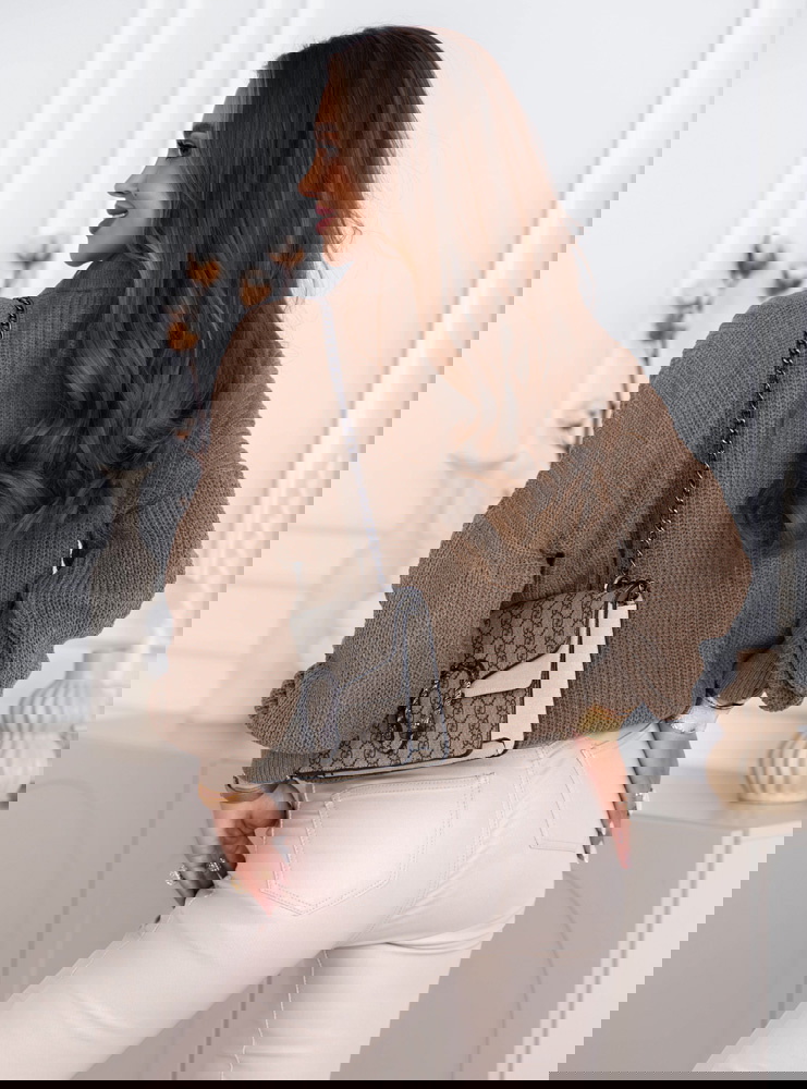 Czekoladowy sweter z kołnierzykiem...