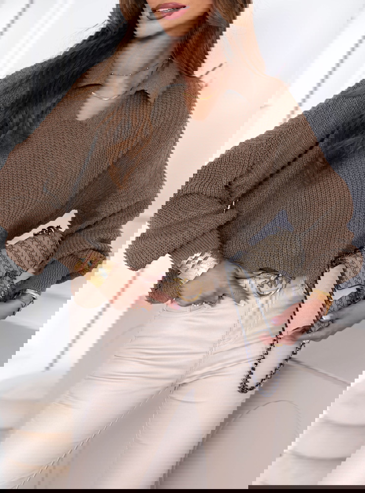 Czekoladowy sweter z kołnierzykiem...