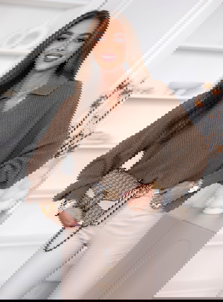 Czekoladowy sweter z kołnierzykiem...