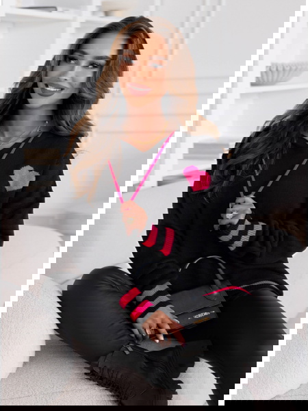 Czarny sweter z kapturem...