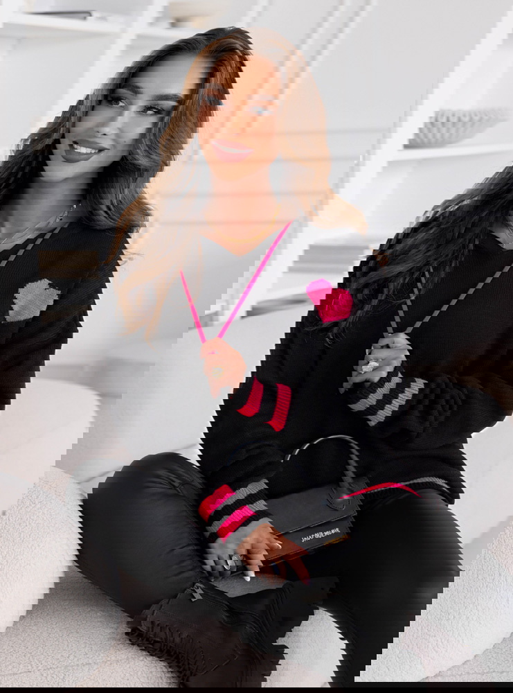 Czarny sweter z kapturem Chelae