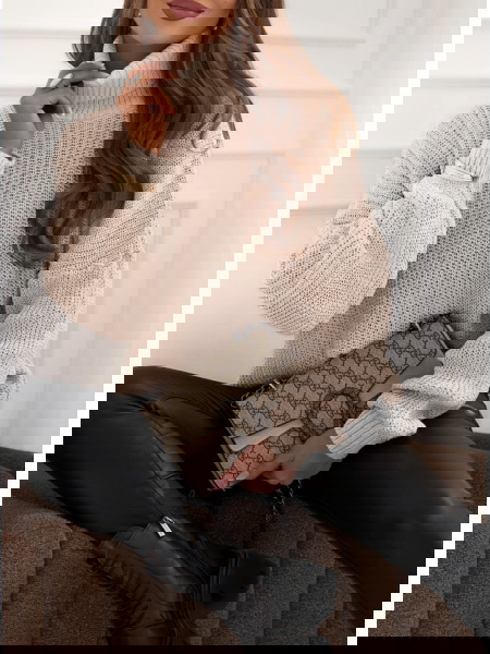 Beżowy sweter z golfem...