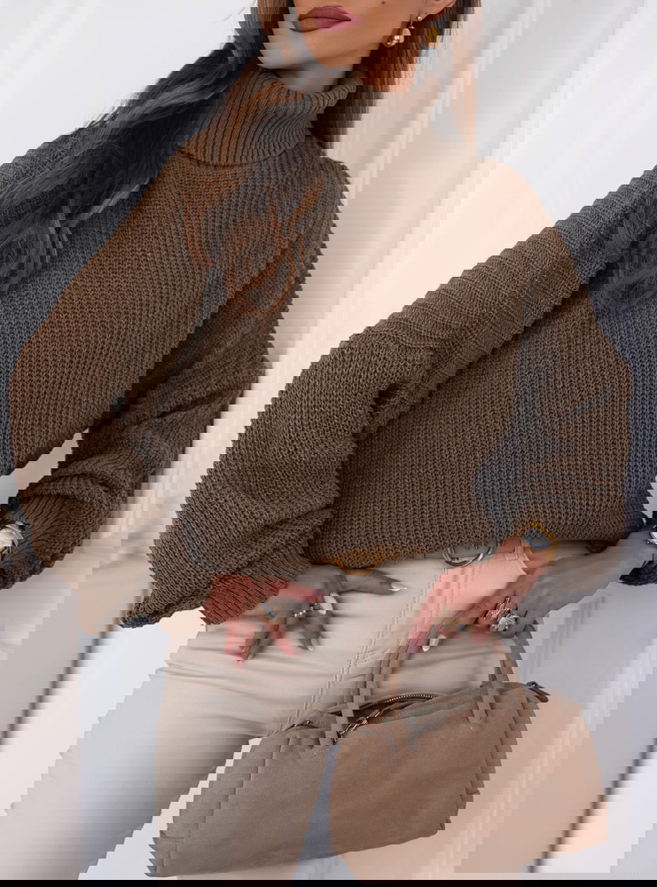 Czekoladowy sweter z golfem Cathenna