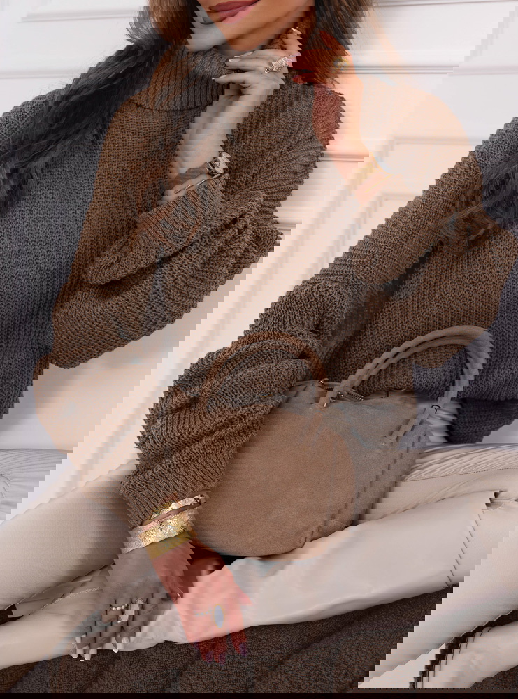 Czekoladowy sweter z golfem Cathenna