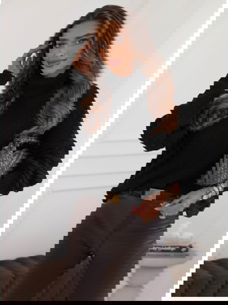 Czarny sweter z golfem...