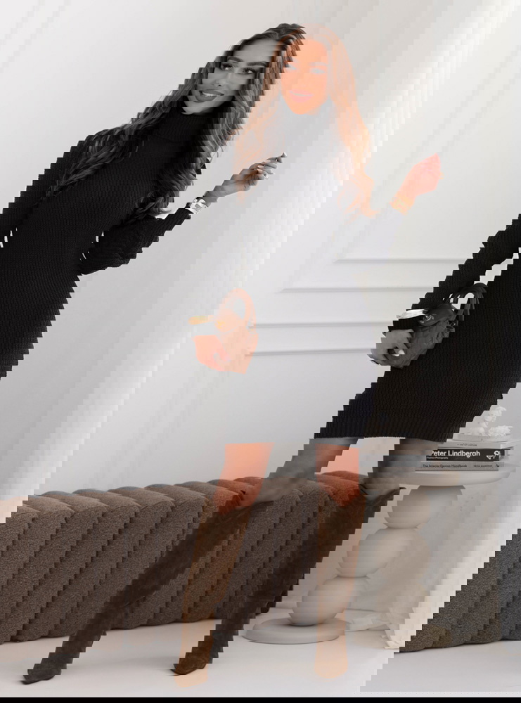 Czarna sukienka swetrowa z golfem...