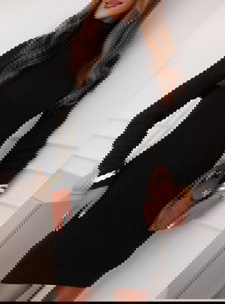 Czarna sukienka swetrowa z golfem...